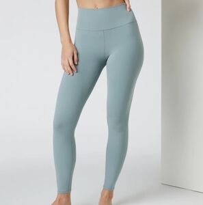 NWT Vuori Allthefeels legging Vintage Pistachio